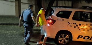 Homem é preso após invadir casas na Riviera de São João